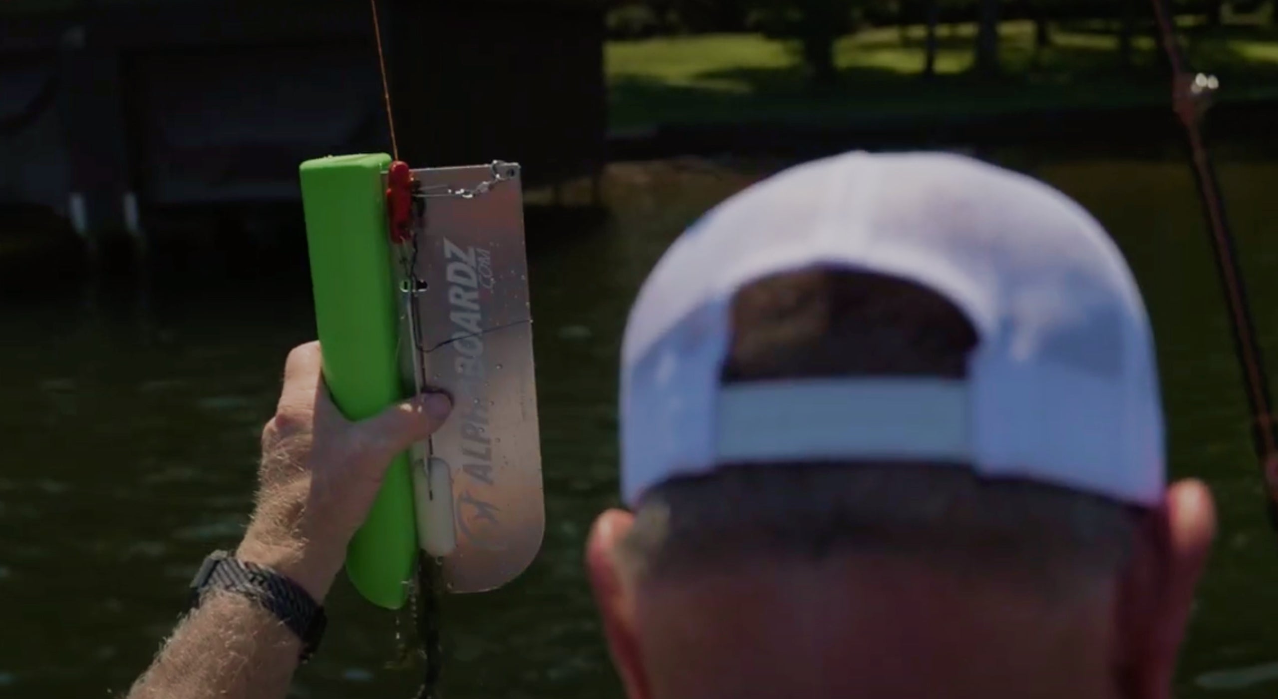 Angler setting up his green Alphaboardz planer board.